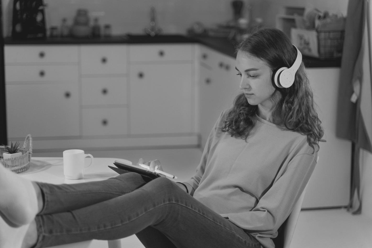 Detailansicht von Finanzdokumenten und Analysewerkzeugen